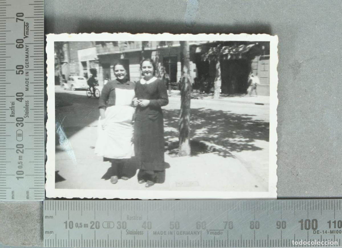 Fotograf&iacute;a antigua: FOTOGRAFIA. Dos mujeres posando en la calle hacia 1940