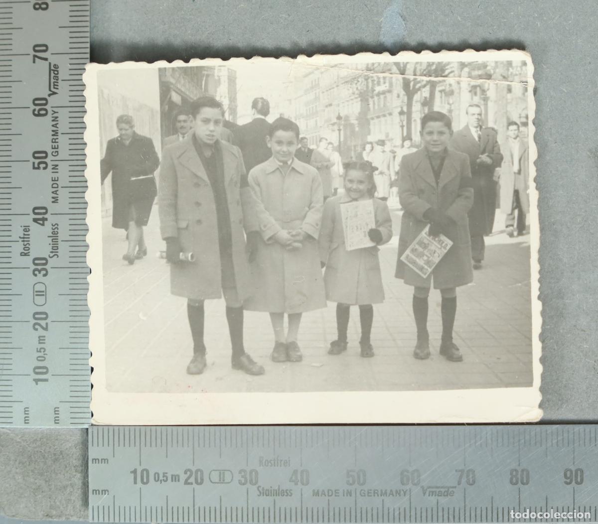 Fotograf&iacute;a antigua: FOTOGRAFIA. Ni&ntilde;os en la calle con tebeos hacia 1940
