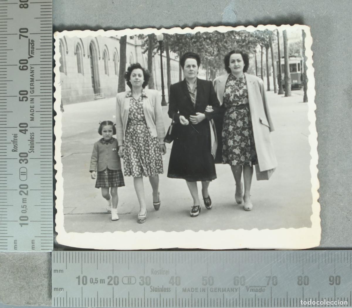 Fotograf&iacute;a antigua: FOTOGRAFIA. grupo familiar en la calle hacia 1940