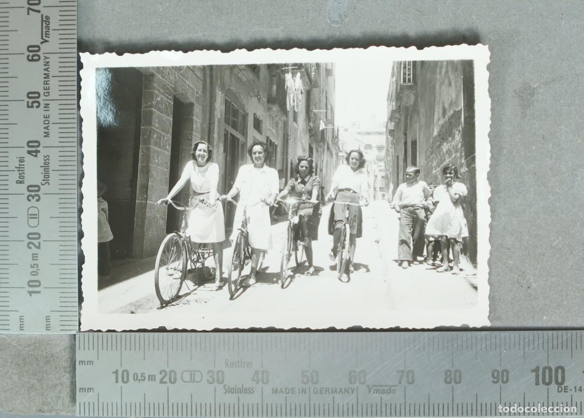 Fotograf&iacute;a antigua: FOTOGRAFIA. Mujeres en bicicleta por una calle. VISTA TARRAGONA 1940