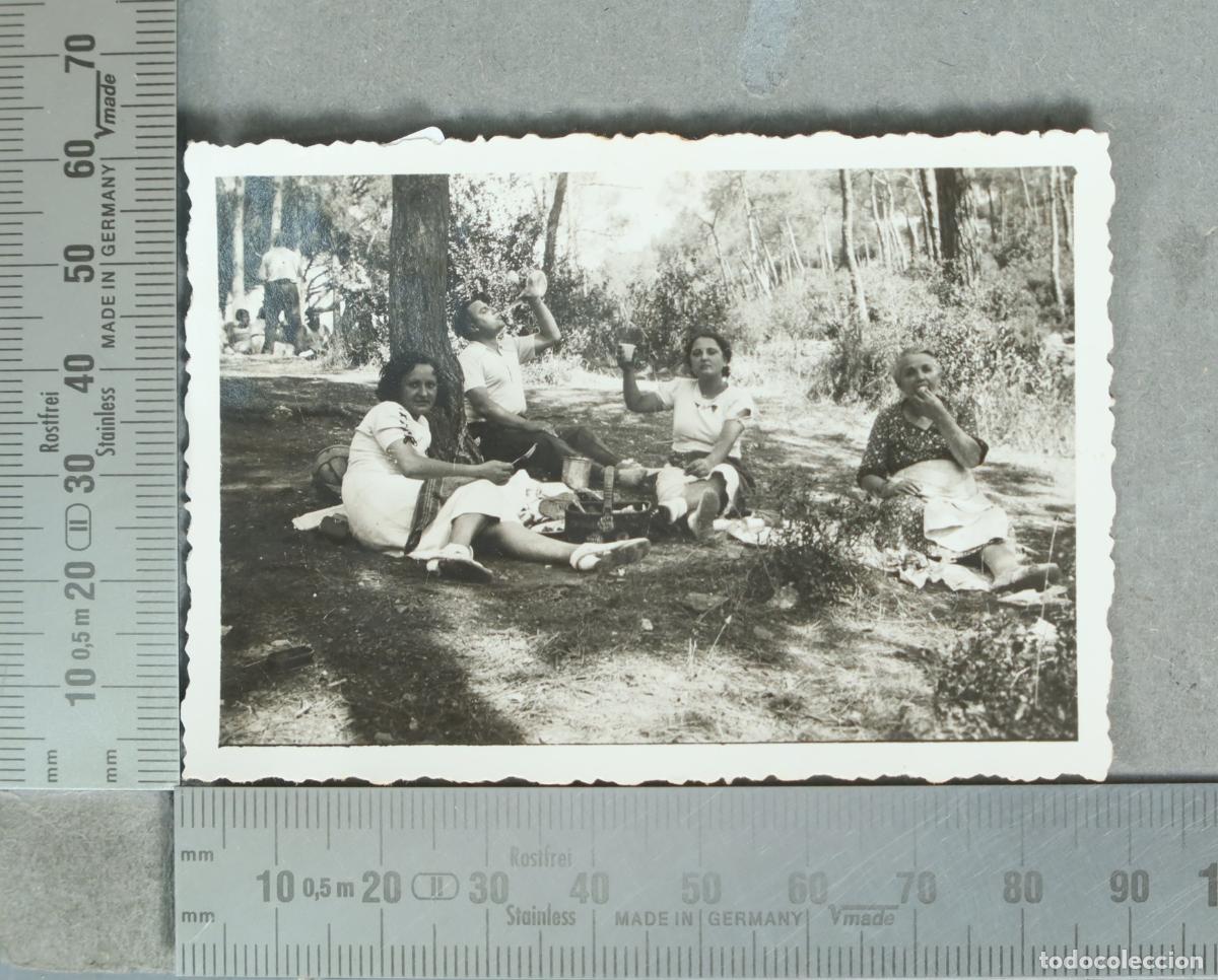 Fotograf&iacute;a antigua: FOTOGRAFIA. Merienda campestre en familia hacia 1930