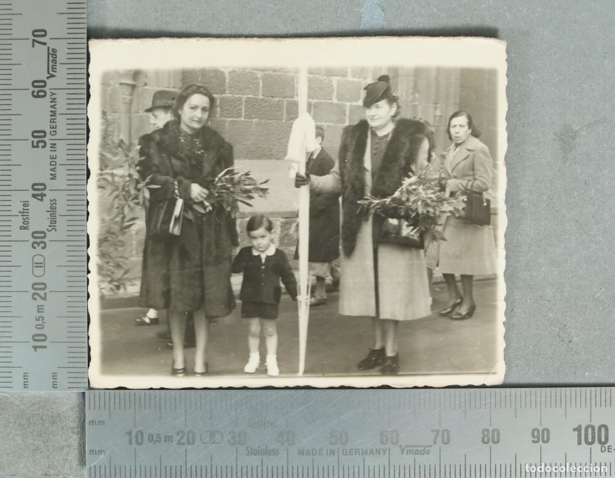 Fotograf&iacute;a antigua: FOTOGRAFIA. Procesi&oacute;n de Ramos - Mujeres y ni&ntilde;o con palmas hacia 1940