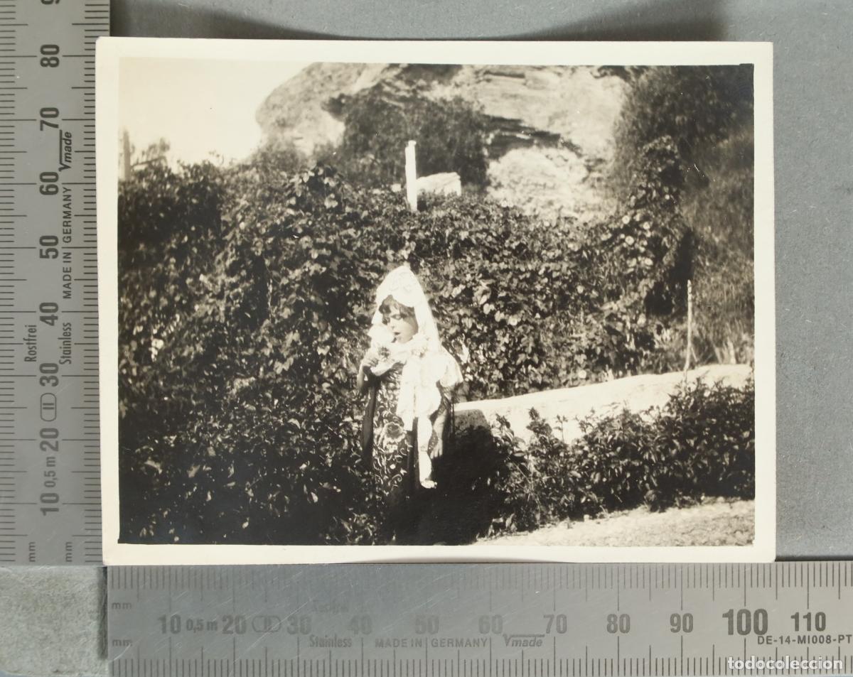 Fotograf&iacute;a antigua: FOTOGRAFIA. Ni&ntilde;a con mantilla Y MANTON hacia 1930