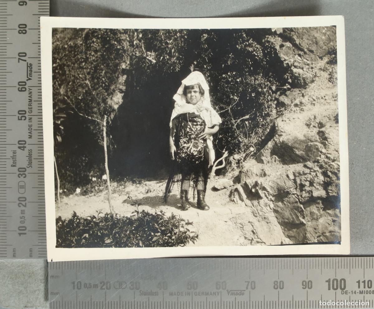 Fotograf&iacute;a antigua: FOTOGRAFIA. NI&Ntilde;A CON MANTILLA Y MANTON hacia 1930