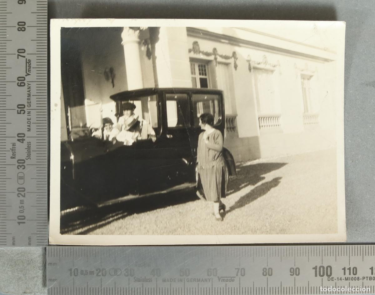 Fotograf&iacute;a antigua: FOTOGRAFIA. Mujer junto a coche antiguo y edificio. DESCAPOTABLE hacia 1920