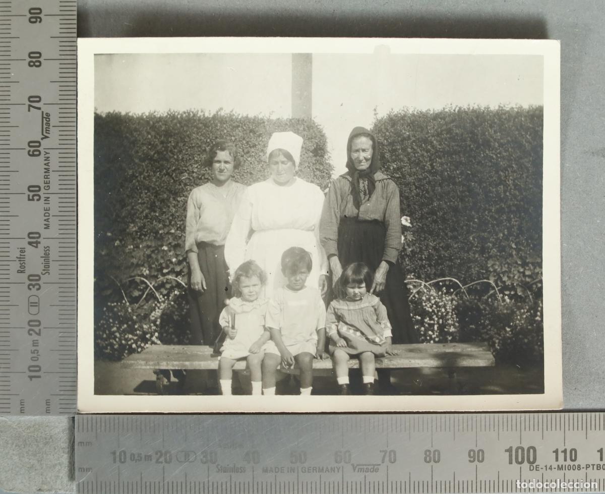Fotograf&iacute;a antigua: FOTOGRAFIA. familia en banco de jardin JUNTO A SERVICIO hacia 1930
