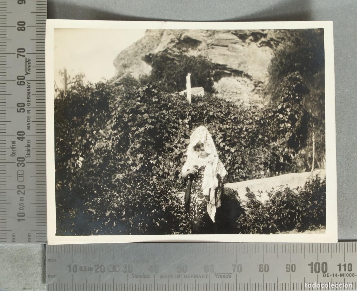 Fotograf&iacute;a antigua: FOTOGRAFIA. Ni&ntilde;a con mantilla y manton hacia 1940