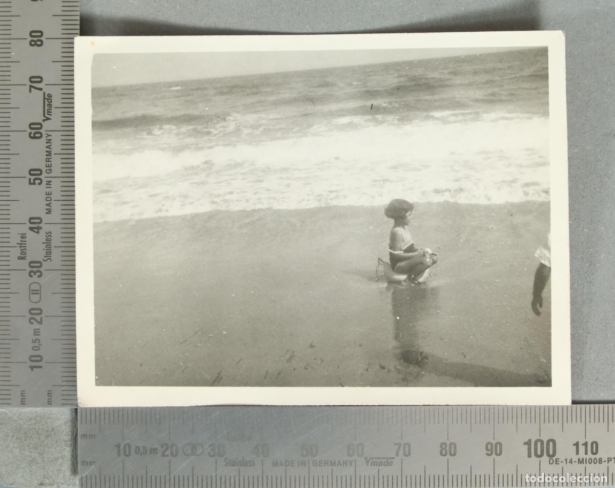 Fotograf&iacute;a antigua: FOTOGRAFIA. Ni&ntilde;a en la playa hacia 1930