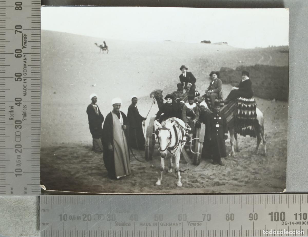 Fotograf&iacute;a antigua: FOTOGRAFIA. Egipto - Viajeros en carro y camello en el desierto y soldado hacia 1920