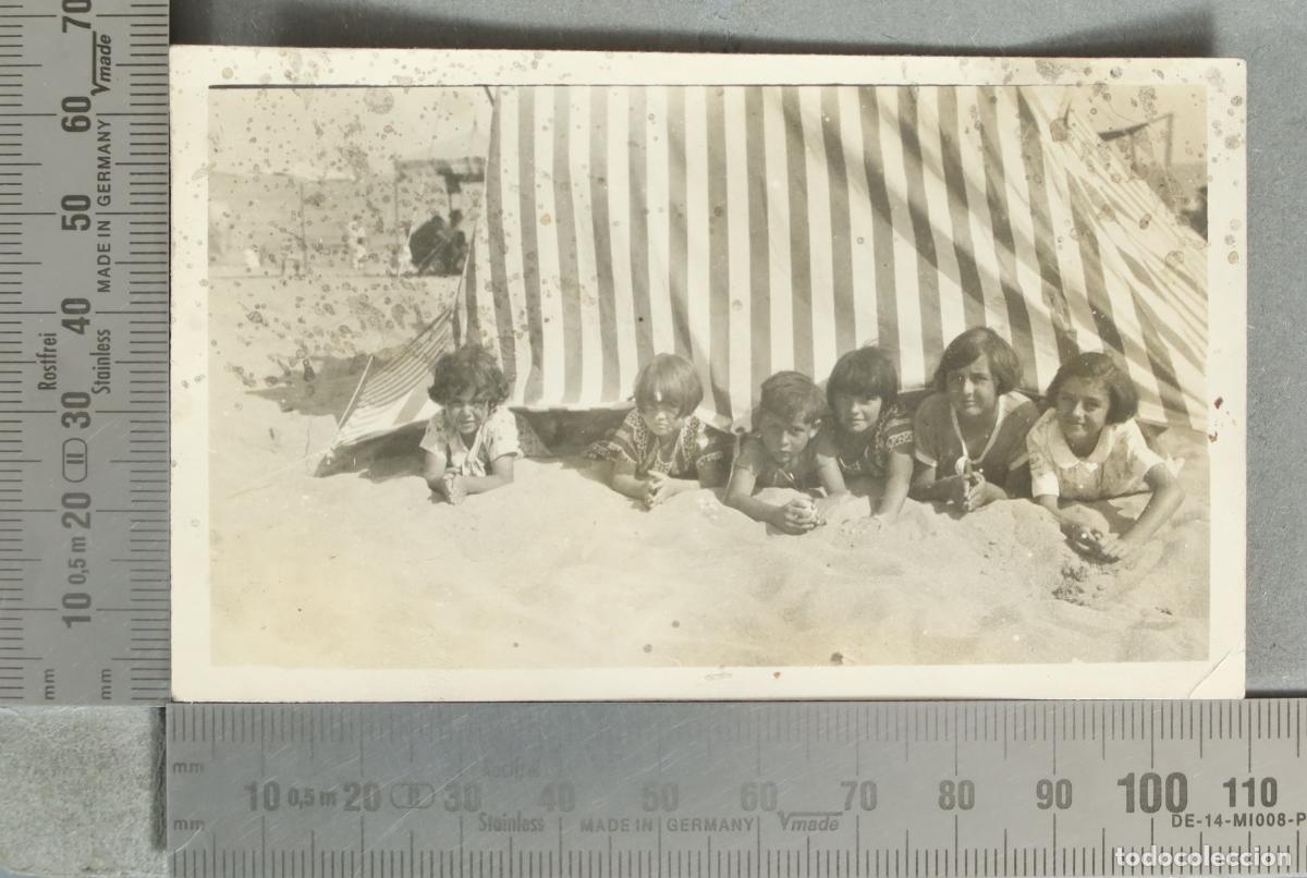Fotograf&iacute;a antigua: FOTOGRAFIA. ni&ntilde;os en la playa bajo una tienda de campa&ntilde;a hacia 1930