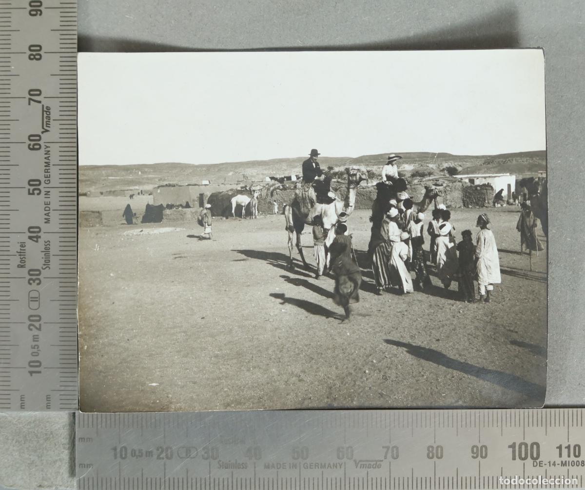 Fotograf&iacute;a antigua: FOTOGRAFIA. Escena en poblado ind&iacute;gena africano con camellos y personajes. hacia 1920