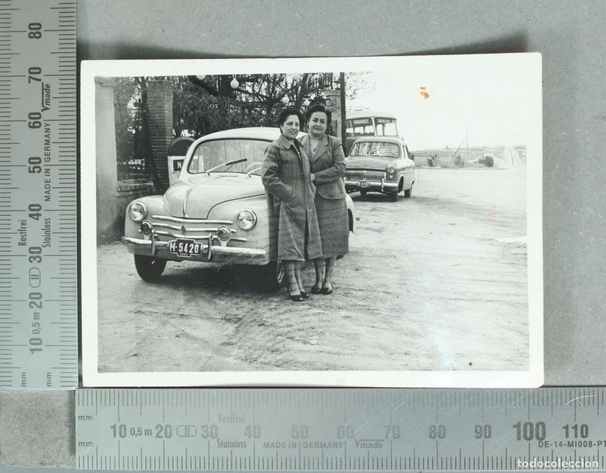 Fotograf&iacute;a antigua: FOTOGRAFIA. Dos mujeres junto mojon . Renault 4CV ford consul