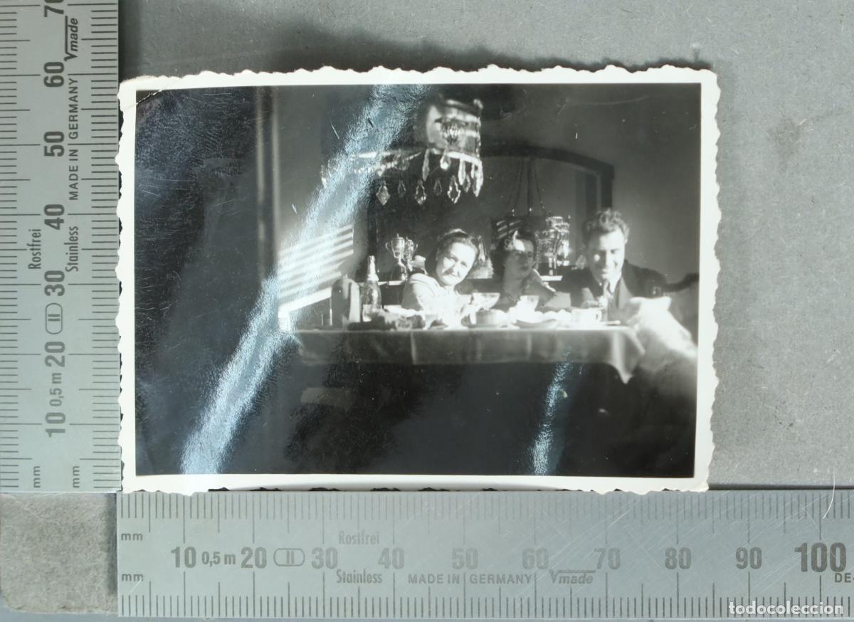 Fotograf&iacute;a antigua: FOTOGRAFIA. Personas sentadas en una mesa hacia 1940