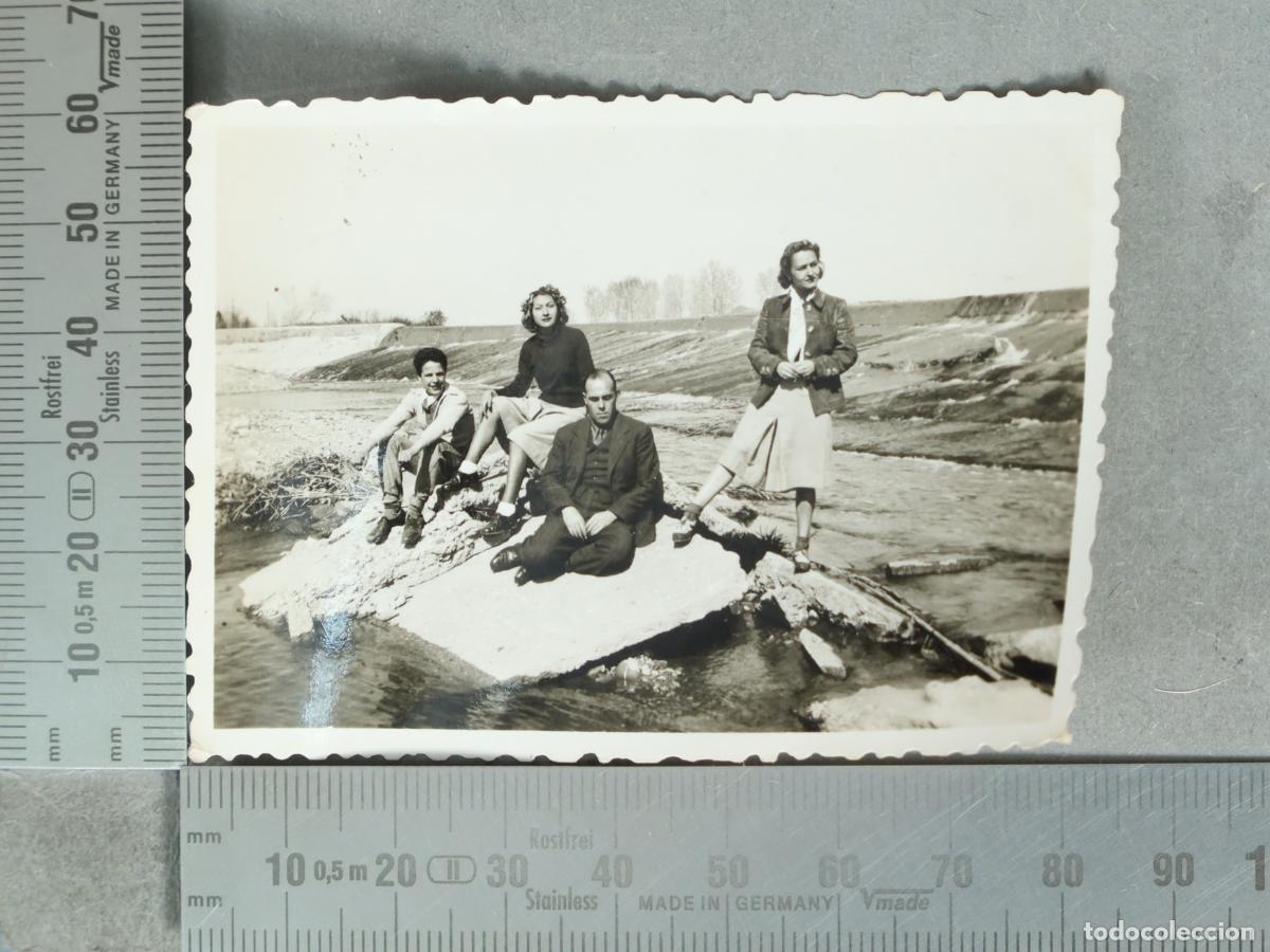 Fotograf&iacute;a antigua: FOTOGRAFIA. Grupo de personas junto al rio hacia 1940