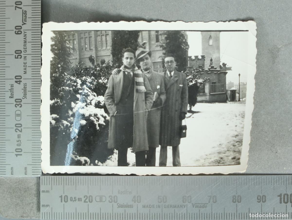 Fotograf&iacute;a antigua: FOTOGRAFIA. Tres hombres en la nieve - Edificio nevado hacia 1940