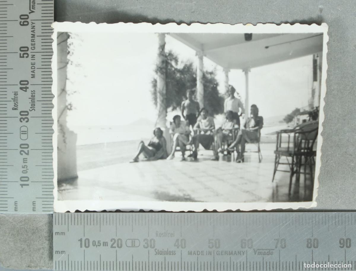 Fotograf&iacute;a antigua: FOTOGRAFIA. Grupo de personas en terraza junto al mar hacia 1940