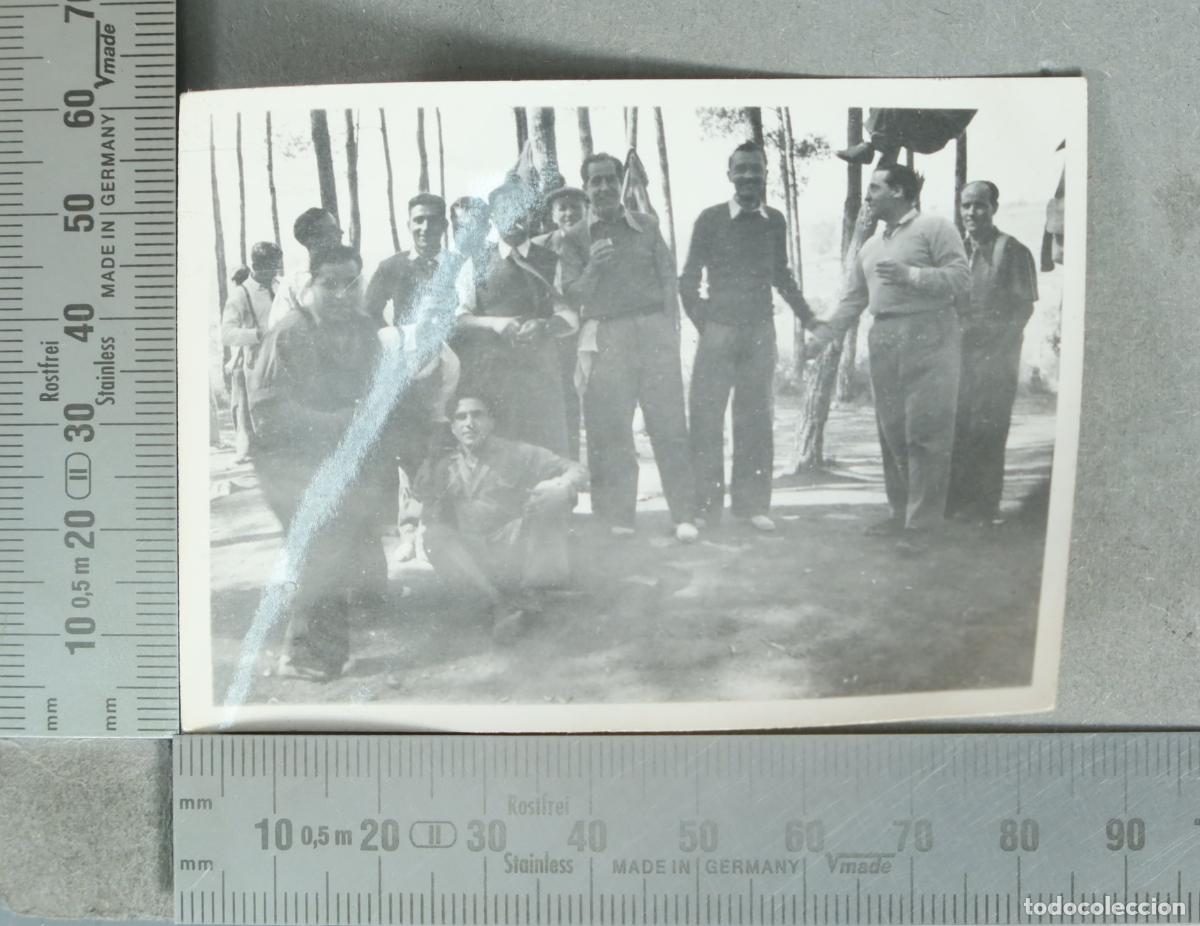 Fotograf&iacute;a antigua: FOTOGRAFIA. Grupo de hombres en el campo hacia 1940