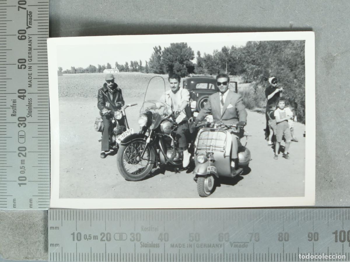 Fotograf&iacute;a antigua: FOTOGRAFIA. Hombres con motocicletas y coche. VESPA HACIA 1950