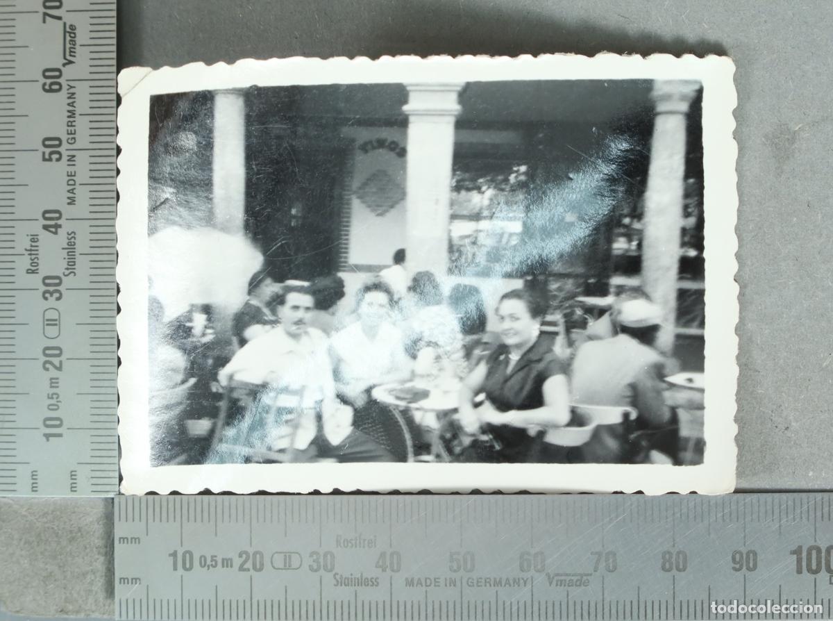 Fotograf&iacute;a antigua: FOTOGRAFIA. Personas sentadas en una terraza hacia 1940