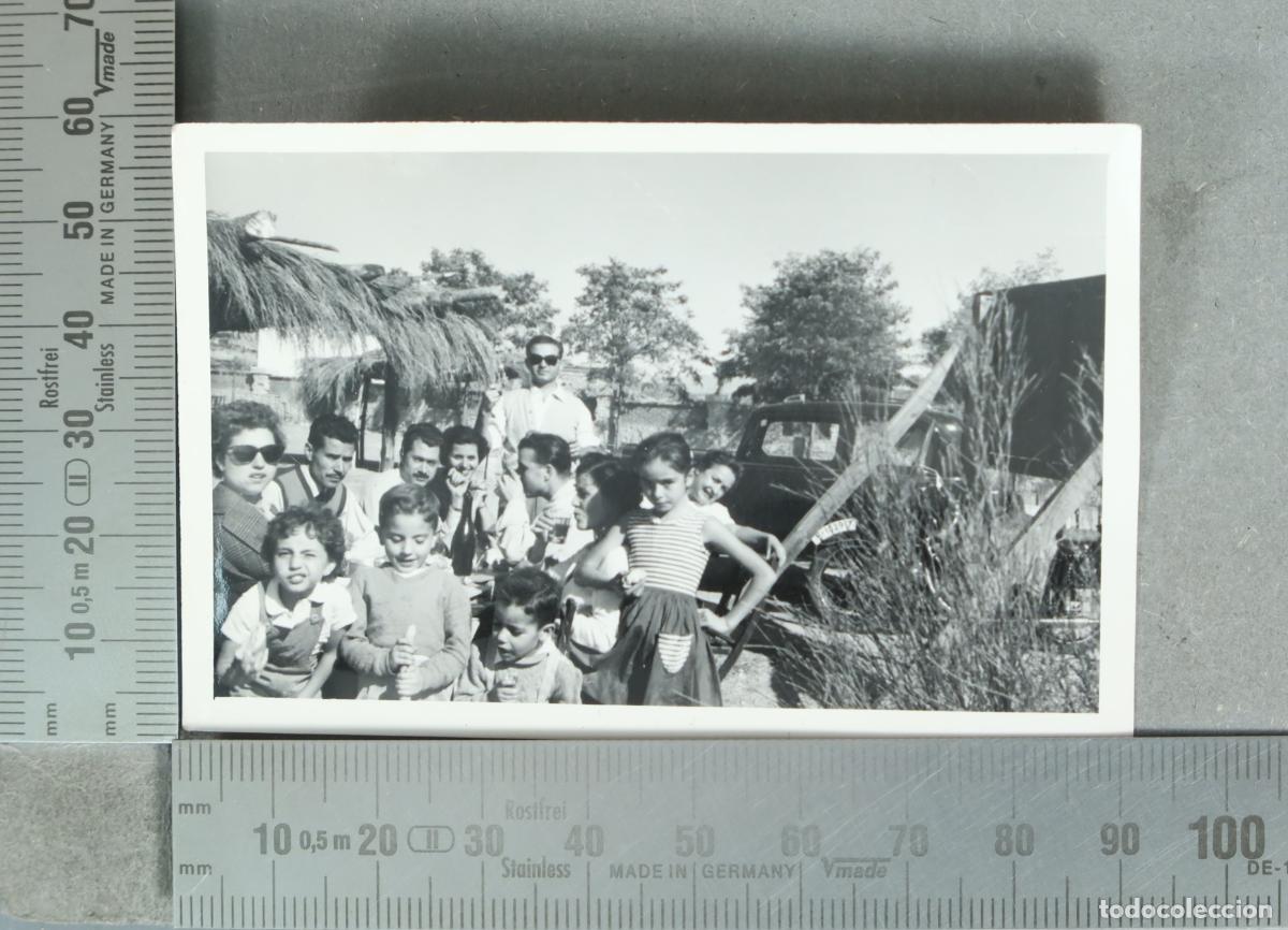 Fotograf&iacute;a antigua: FOTOGRAFIA. Grupo familiar al aire libre con coche hacia 1940