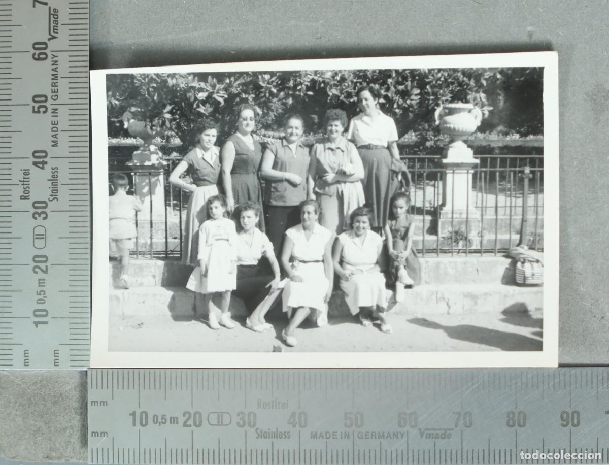 Fotograf&iacute;a antigua: FOTOGRAFIA. Grupo de mujeres en jardin hacia 1940