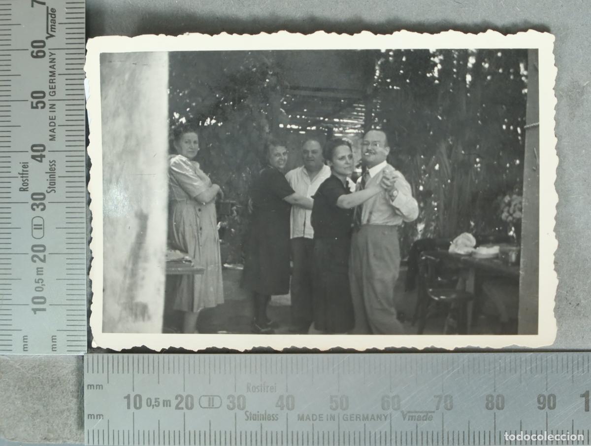 Fotograf&iacute;a antigua: FOTOGRAFIA. Grupo bailando al aire libre patio