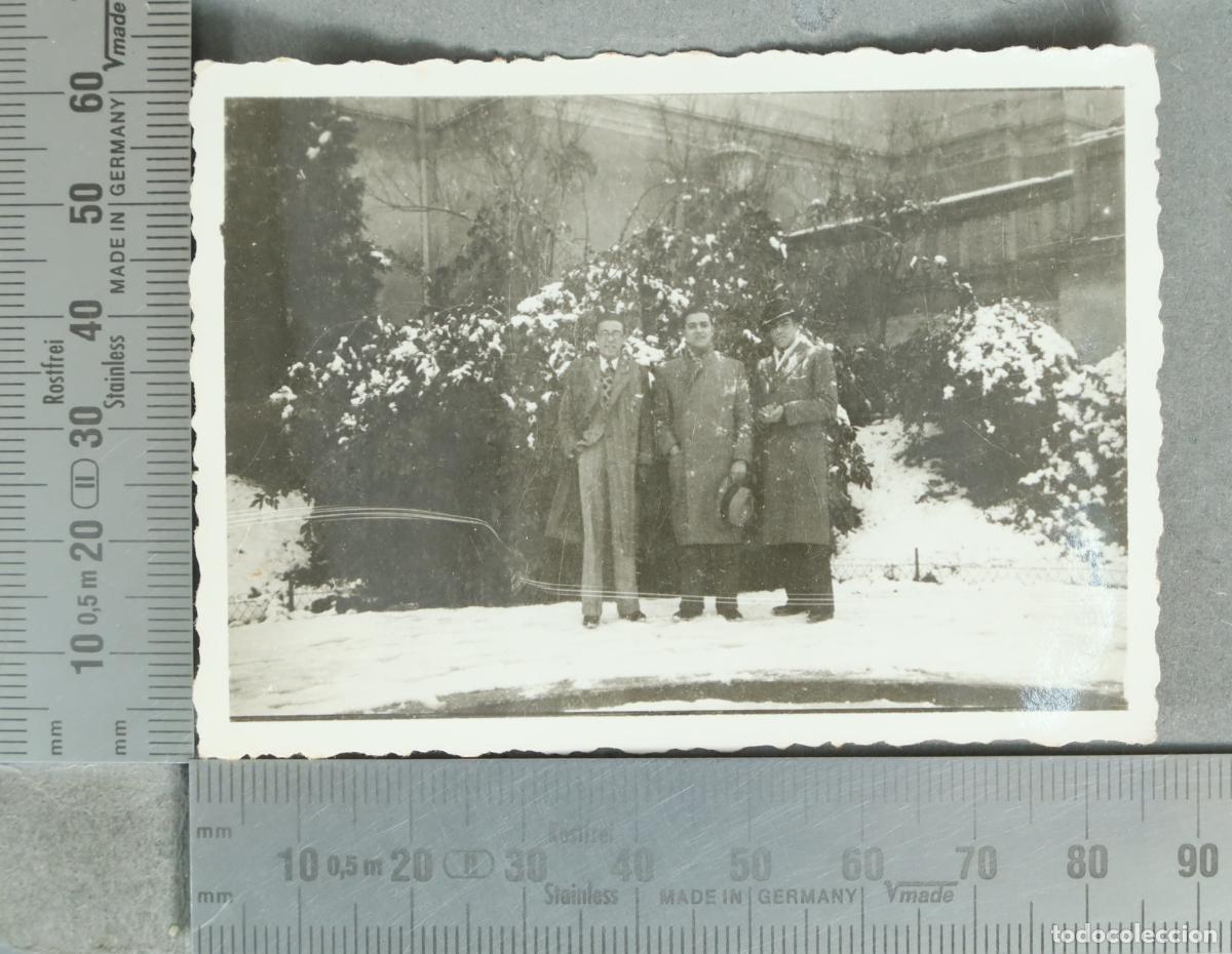 Fotograf&iacute;a antigua: FOTOGRAFIA. Tres hombres en un parque nevado hacia 1940