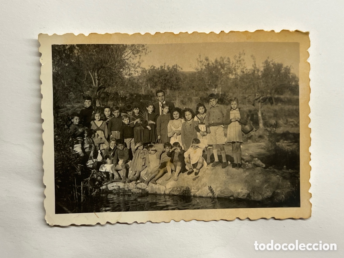 Fotograf&iacute;a antigua: J&Aacute;TIVA. Foto Luz, Vila.. Excursi&oacute;n Ni&ntilde;os con el Maestro. Postguerra Civil Espa&ntilde;ola (h.1945?)