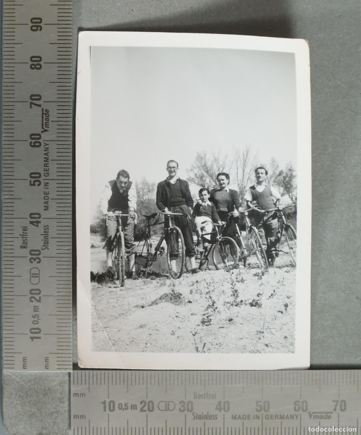 Fotograf&iacute;a antigua: FOTOGRAFIA. Grupo con bicicletas hacia 1940