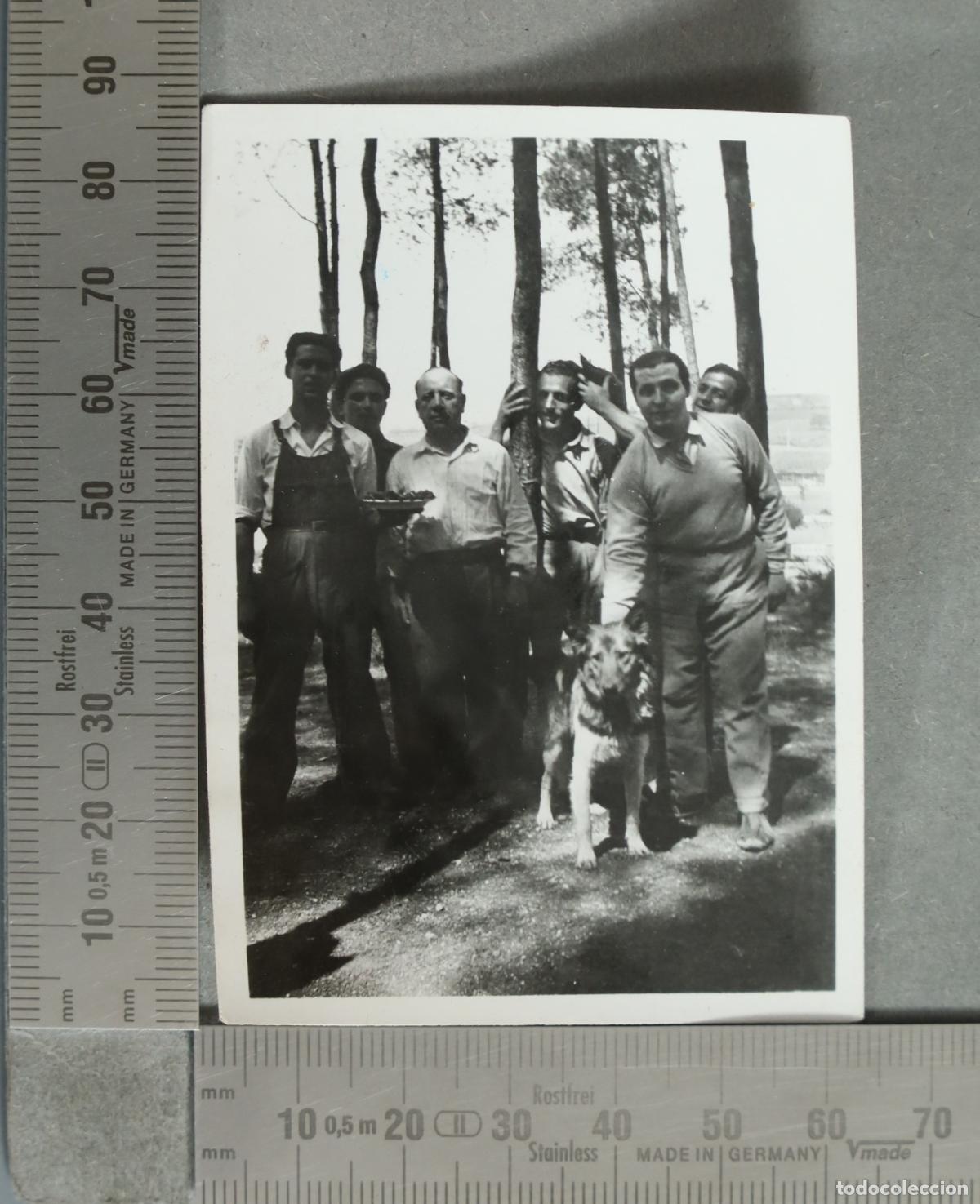 Fotograf&iacute;a antigua: FOTOGRAFIA. Grupo de hombres con perro en el campo hacia 1940