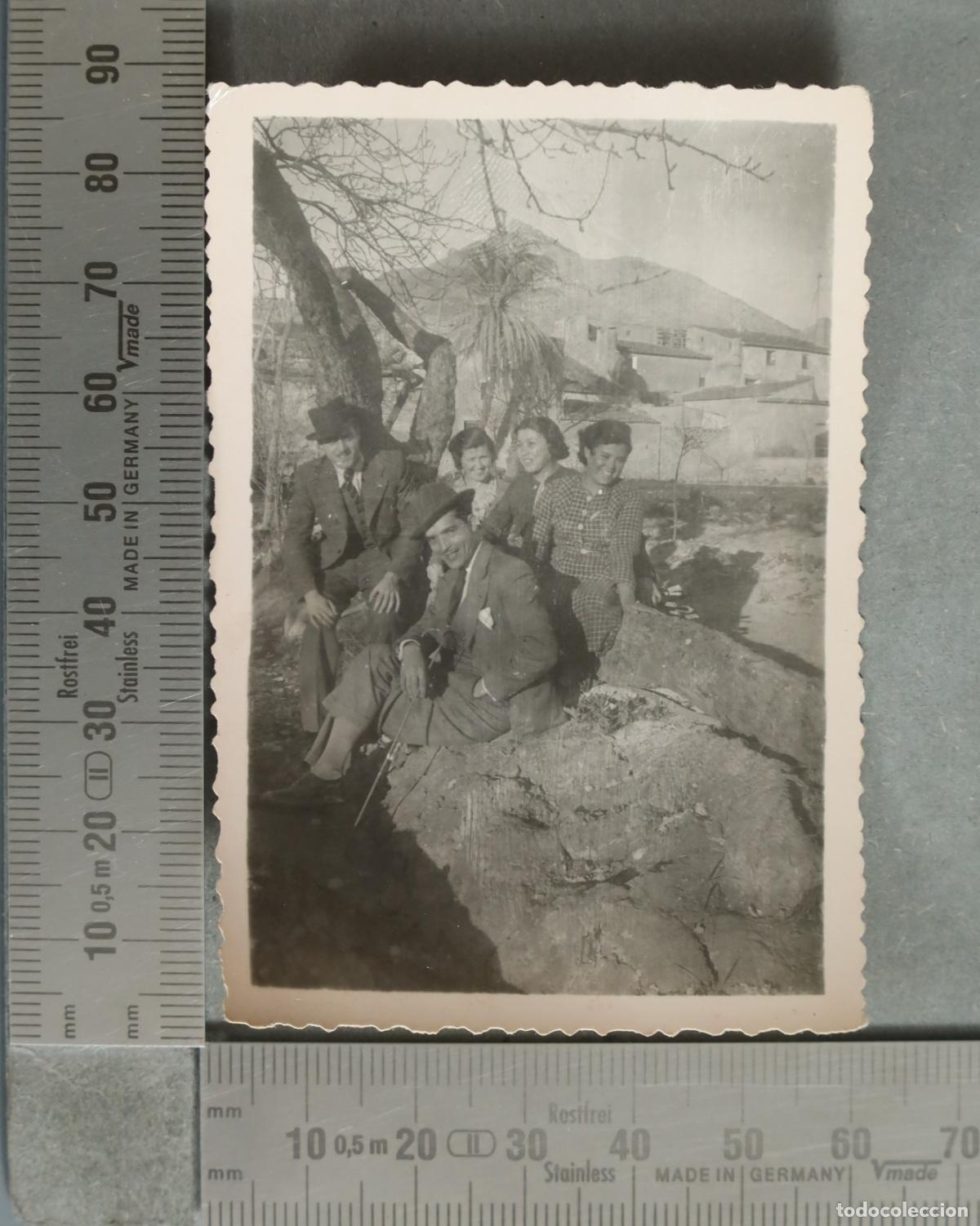 Fotograf&iacute;a antigua: FOTOGRAFIA. Grupo de personas al aire libre. VISTA DE PUEBLO hacia 1940