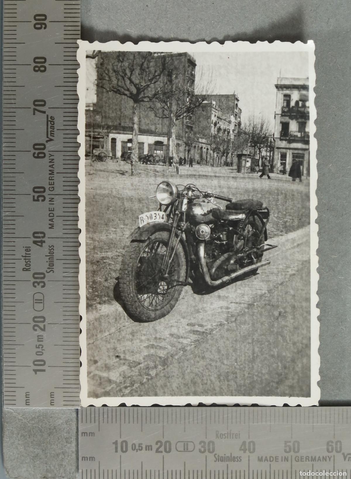 Fotograf&iacute;a antigua: FOTOGRAFIA. Motocicleta antigua con matricula B hacia 1940