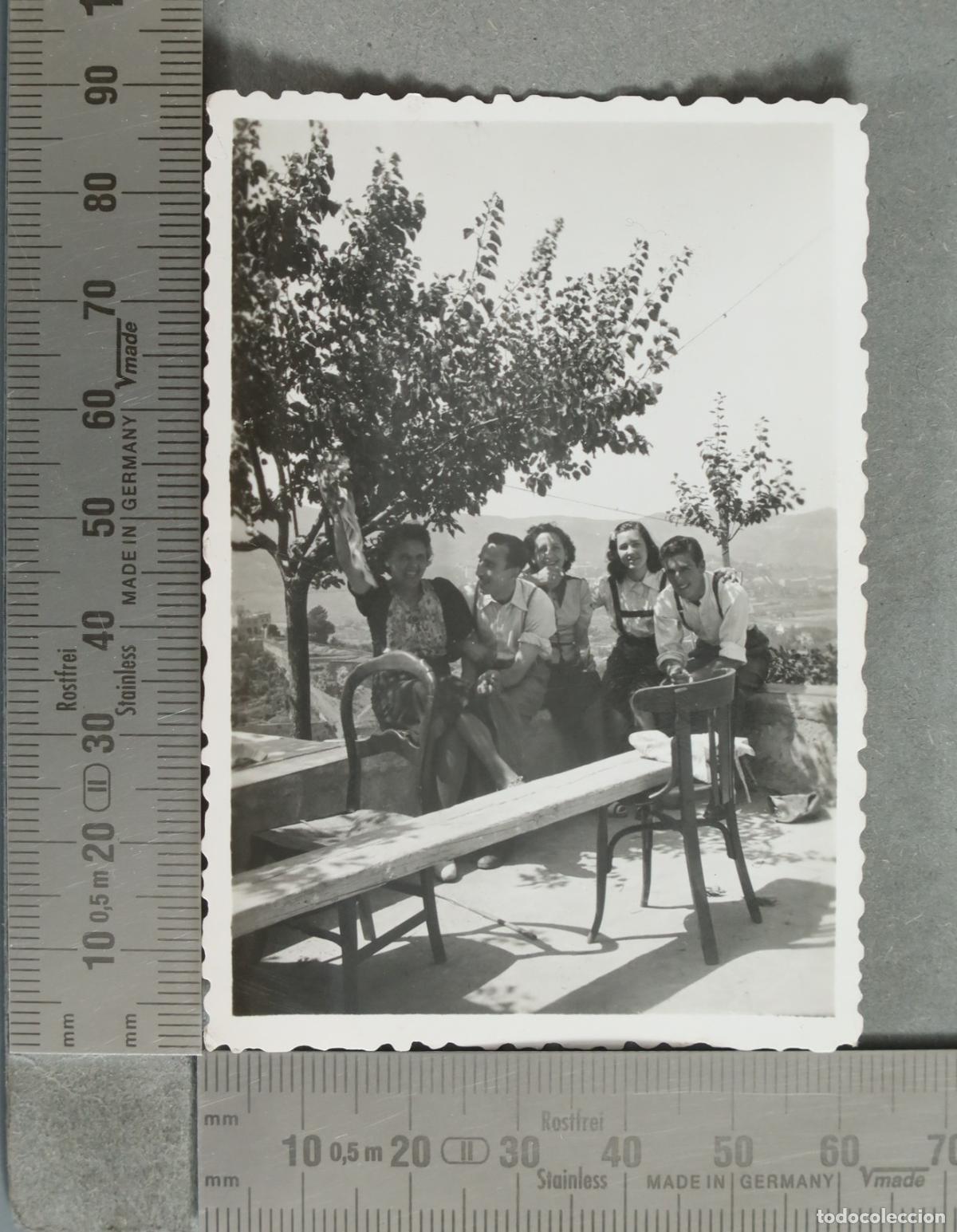 Fotograf&iacute;a antigua: FOTOGRAFIA. Grupo de personas merendando al aire libre 1942
