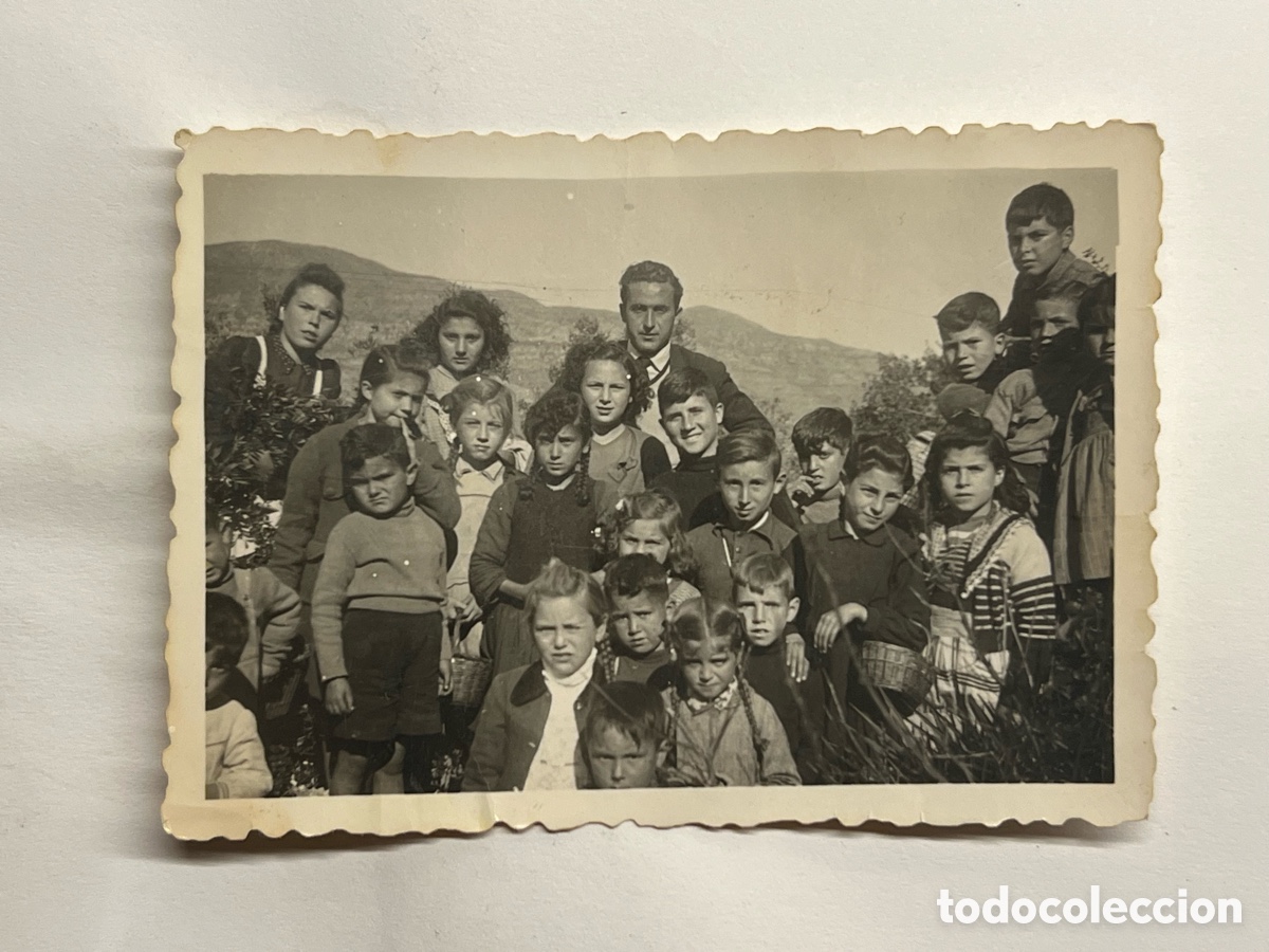 Fotograf&iacute;a antigua: J&Aacute;TIVA. Foto Luz, Vila.. Excursi&oacute;n Ni&ntilde;os con el Maestro. Postguerra Civil Espa&ntilde;ola (h.1945?)