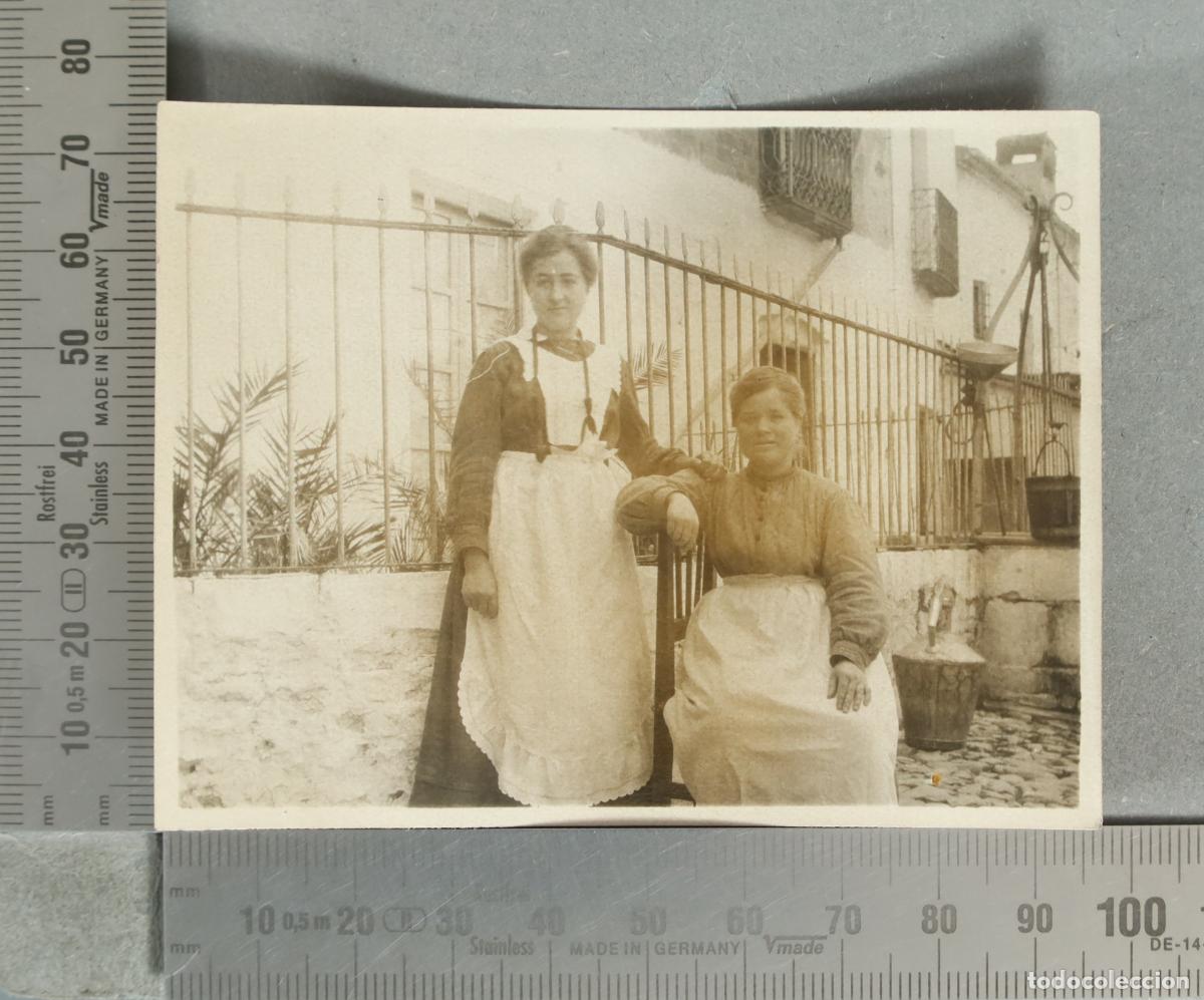 Fotograf&iacute;a antigua: FOTOGRAFIA. Dos mujeres posando junto a una verja. SERVICIO hacia 1930