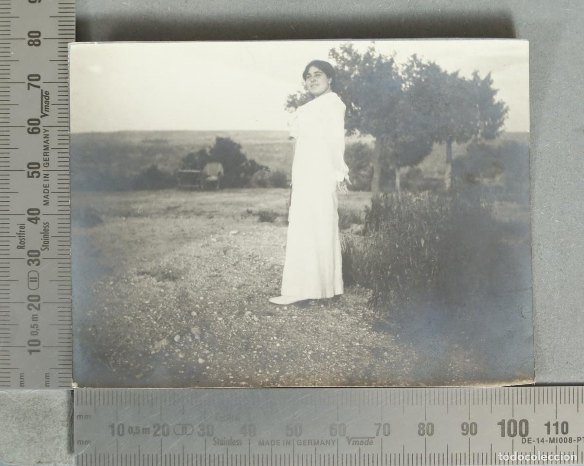 Fotograf&iacute;a antigua: FOTOGRAFIA. Retrato de mujer de pie en exterior hacia 1920