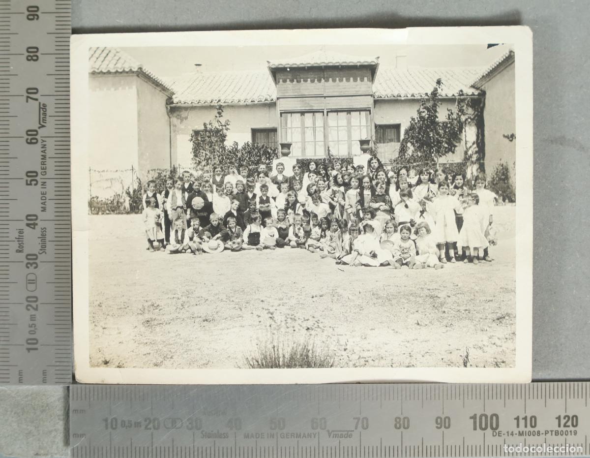 Fotograf&iacute;a antigua: FOTOGRAFIA. Grupo escolar frente a edificio hacia 1930