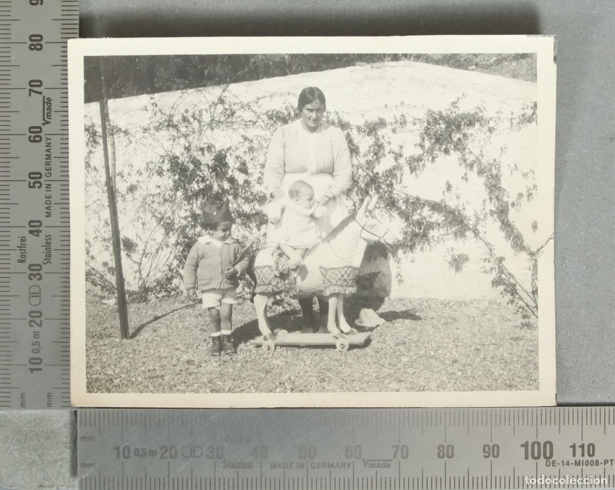 Fotograf&iacute;a antigua: FOTOGRAFIA. NI&Ntilde;A CON CABALLO ANDADOR Y NI&Ntilde;A VESTIDA DE SOLADO hacia 1930