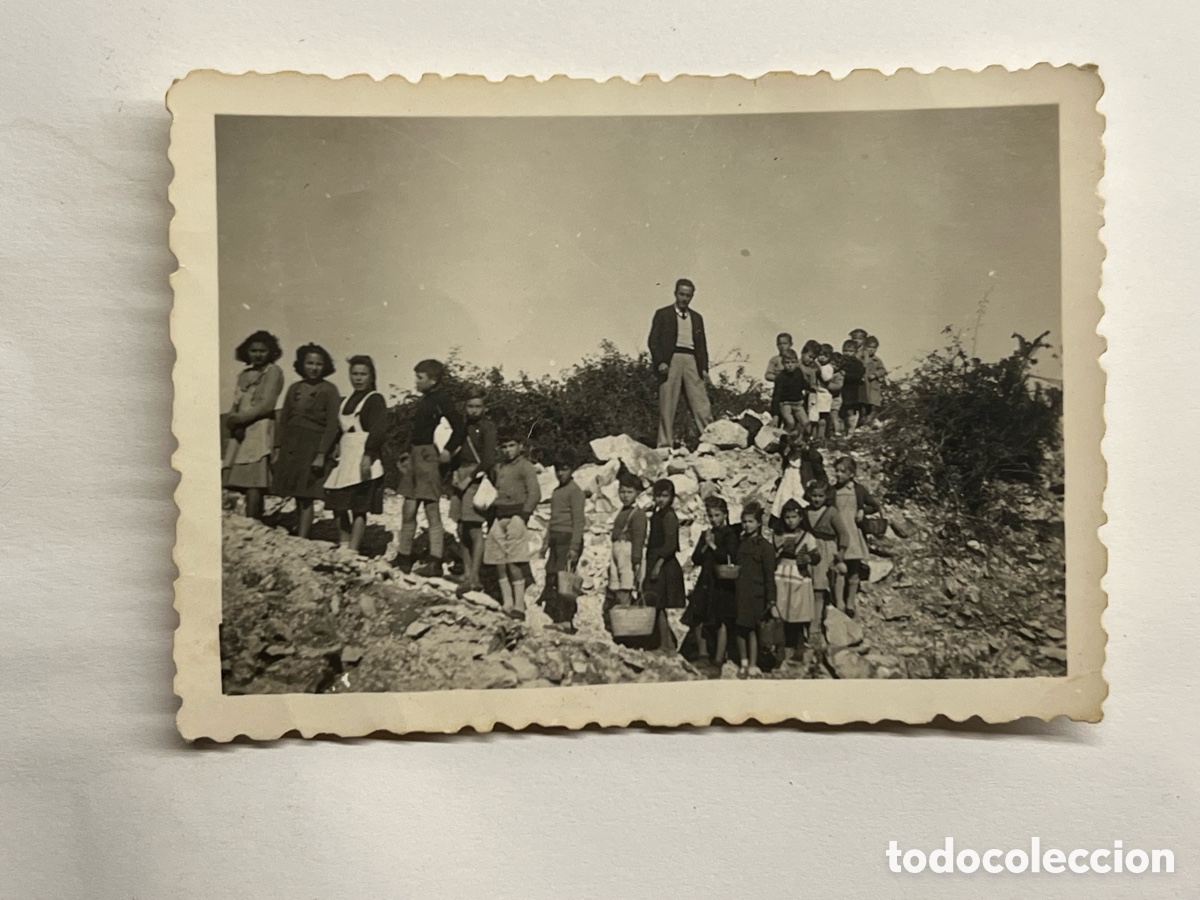 Fotograf&iacute;a antigua: J&Aacute;TIVA. Foto Luz, Vila.. Excursi&oacute;n Ni&ntilde;os con el Maestro. Postguerra Civil Espa&ntilde;ola (h.1945?)