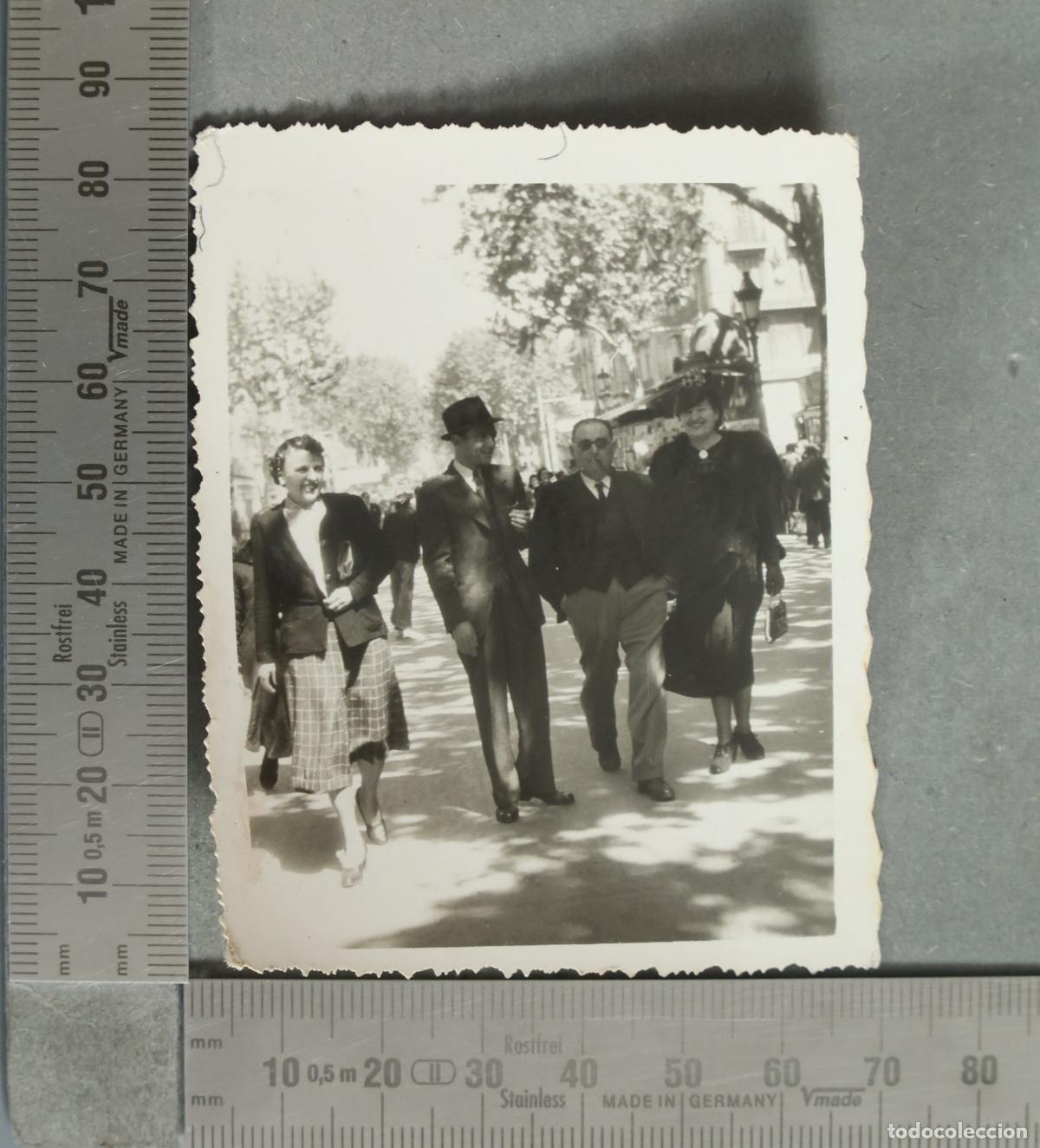 Fotograf&iacute;a antigua: FOTOGRAFIA. Paseo de cuatro personas hacia 1940
