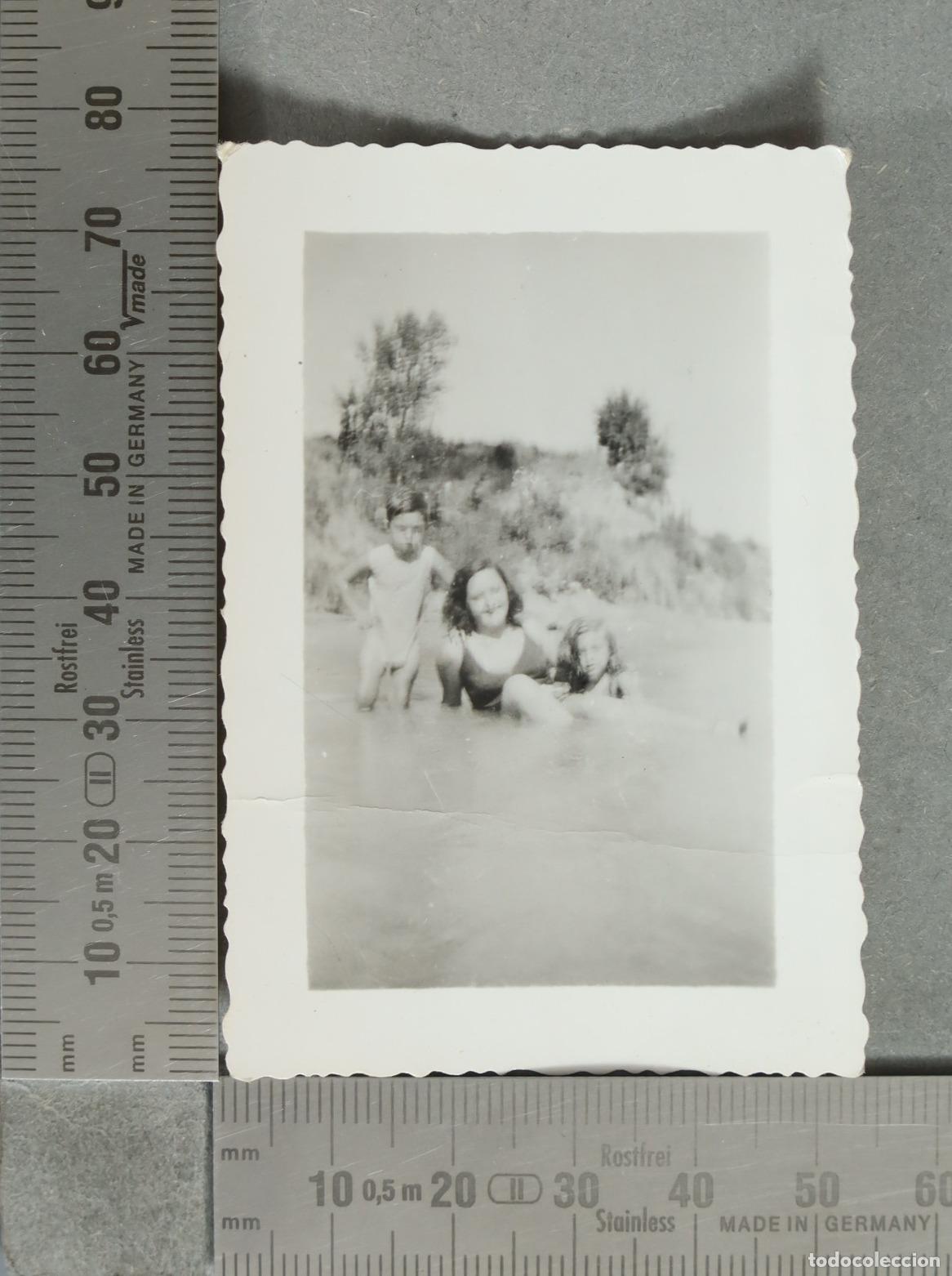 Fotograf&iacute;a antigua: FOTOGRAFIA. Mujer y ni&ntilde;os en la playa hacia 1940