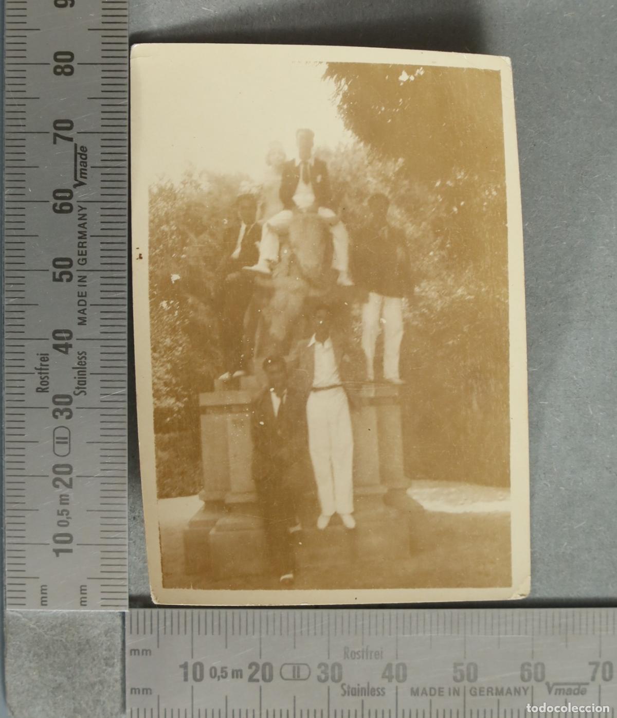 Fotograf&iacute;a antigua: FOTOGRAFIA. Grupo de personas posando junto a monumento toros 1931