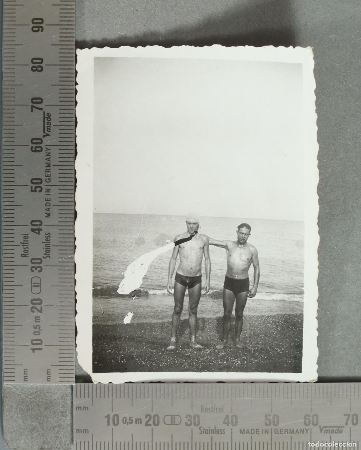 Fotograf&iacute;a antigua: FOTOGRAFIA. Hombres ba&ntilde;istas en el Prat hacia 1940