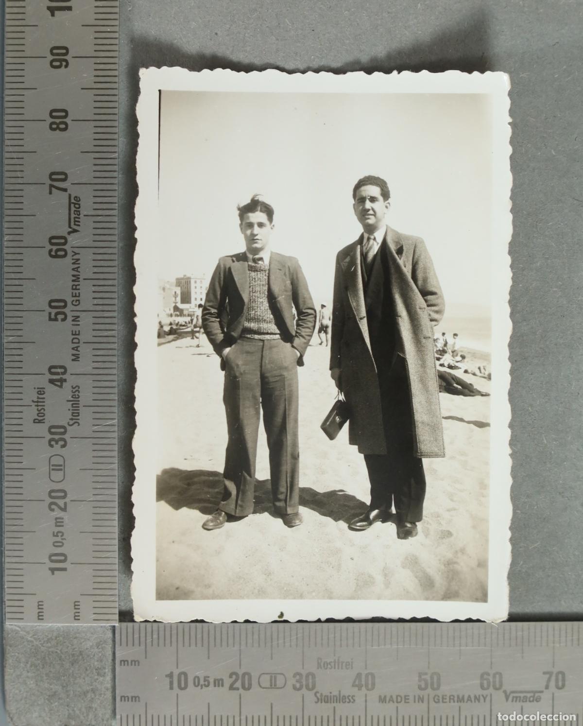 Fotograf&iacute;a antigua: FOTOGRAFIA. Dos hombres en la playa hacia 1930