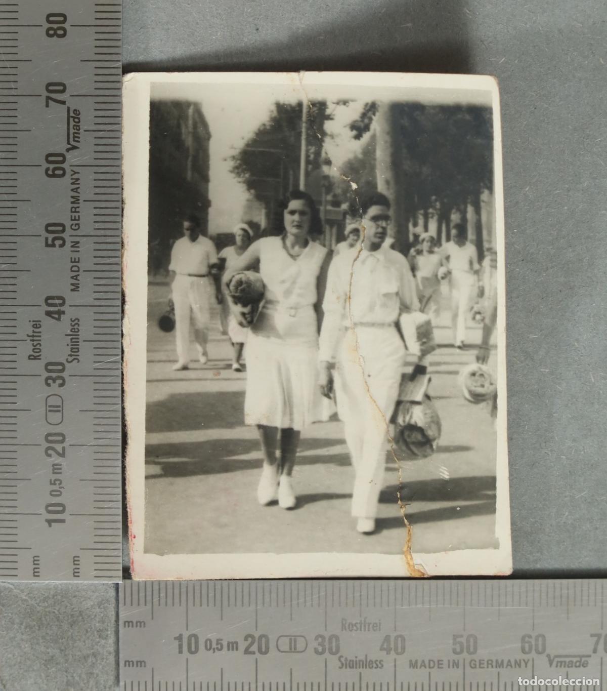 Fotograf&iacute;a antigua: FOTOGRAFIA. &iquest;PAREJAS CAMINANDO PARA HACER PICNIC? hacia 1930