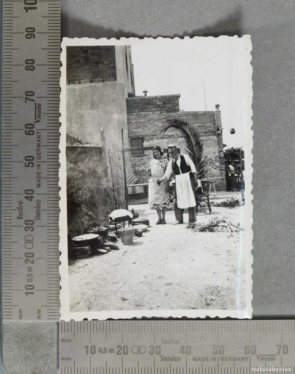 Fotograf&iacute;a antigua: FOTOGRAFIA. Pareja cocinando al aire libre 1942