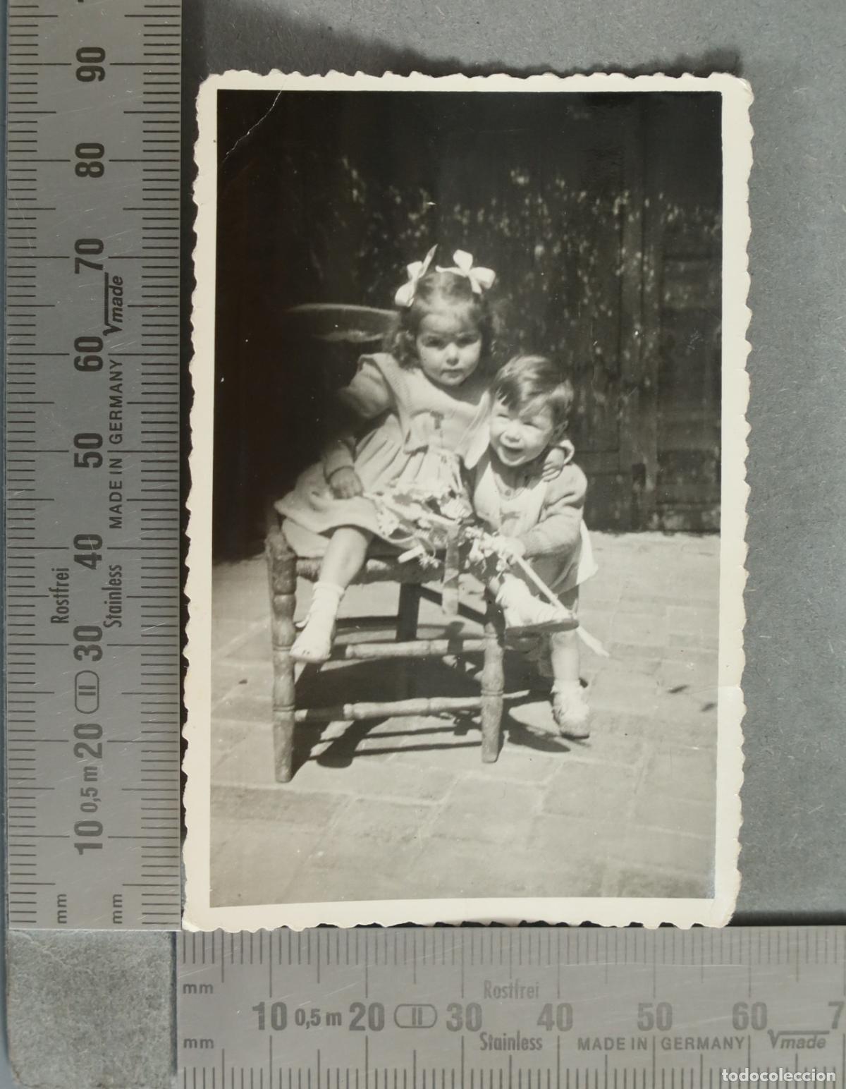 Fotograf&iacute;a antigua: FOTOGRAFIA. ni&ntilde;os sentados en una silla hacia 1940