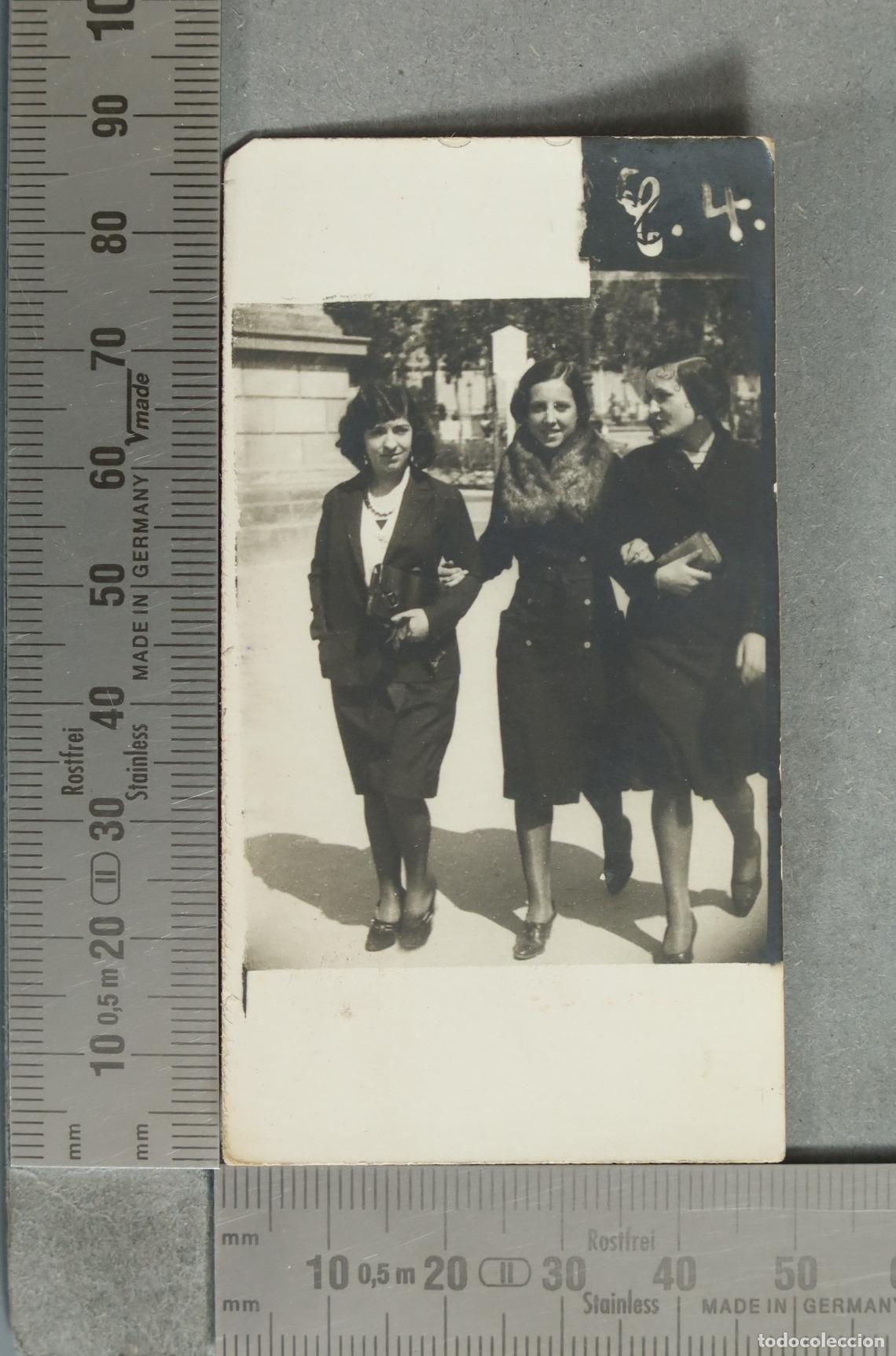 Fotograf&iacute;a antigua: FOTOGRAFIA. Tres mujeres paseando hacia 1930