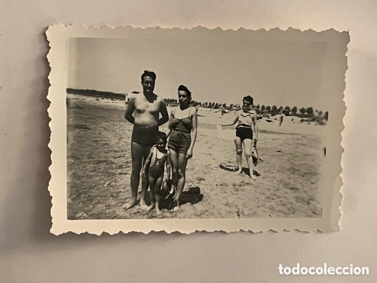 Fotograf&iacute;a antigua: SALOU (Barcelona) Fotograf&iacute;a un d&iacute;a de Playa en familia.. Verano de 1954, Medidas: 6,5 x 9 cm