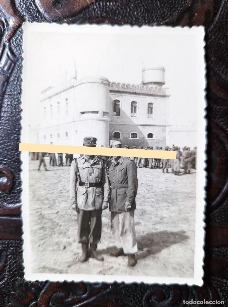 Fotograf&iacute;a antigua: Antigua fotograf&iacute;a. Militares en la explanada de Aviaci&oacute;n junto al Fuerte de Villa Bens. Marzo 1958